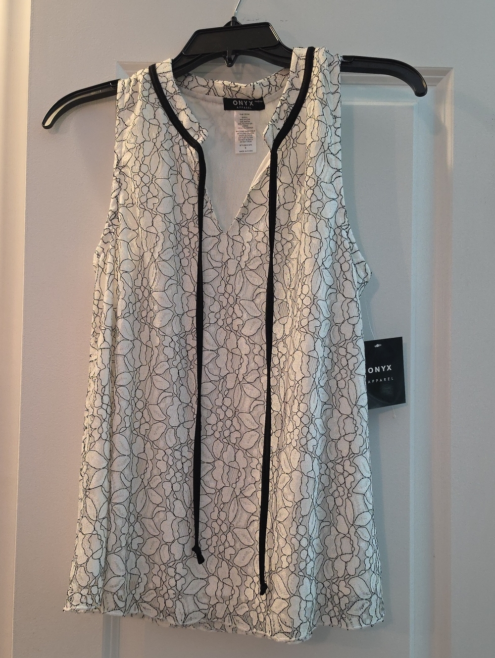 NWT Onyx White Floral Lace-Effect Sleeveless Top.